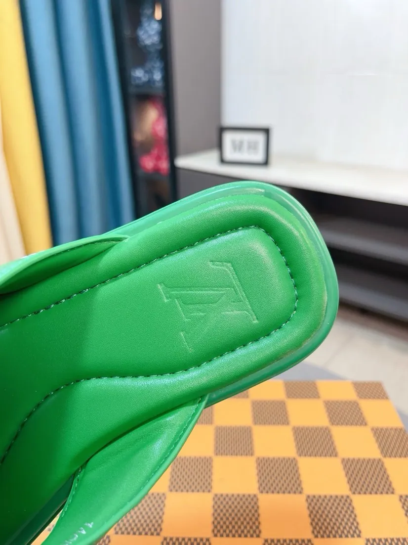 Men's shoes 💰340🌹🌹 (lv-Louis Vuitton) New men's slippers, high-end boutique, exquisite embossed logo decoration on the upper, fine workmanship, super soft soles, casual, loose and comfortable, a must-have in summer! \nsize：38-44